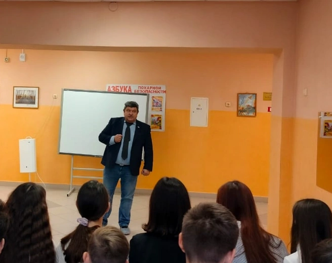 Нередко выступал перед детьми в школах | Источник: МБОУ СОШ Карамалы / Vk.com