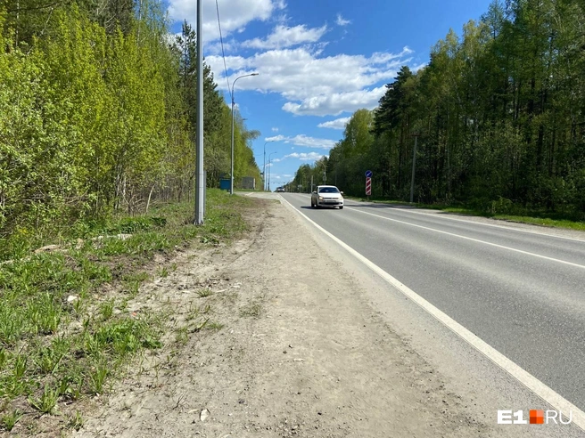 Иногда приходилось идти вдоль дорог | Источник: Дарья Костомина / E1.RU