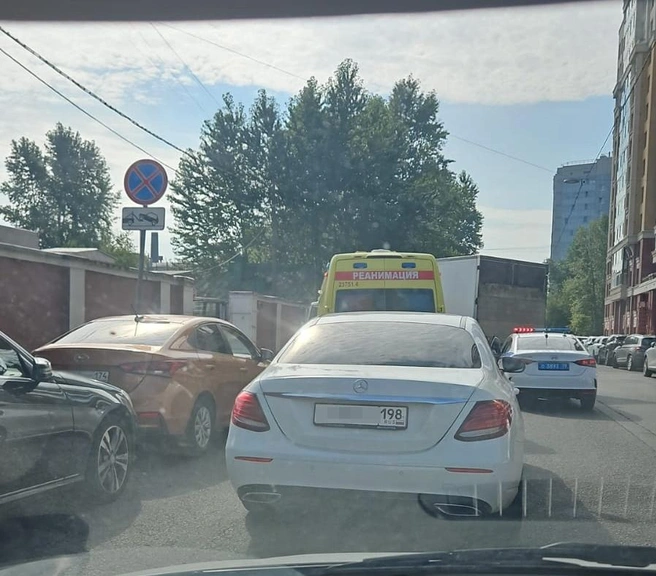 Повернувший грузовик поймал байкера на Заозерной. ДТП попало на камеру | Источник: ДТП и ЧП | Санкт-Петербург | Питер Онлайн | СПб