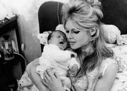 Смог ли единственный сын простить Брижит Бардо, которая много лет заявляла, что «лучше бы она родила собаку»