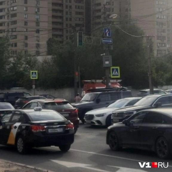 «Настоящий коллапс». Пожарная машина увязла в пробке на улице в центре Волгограда, которую сделали односторонней | Источник: читатели V1.RU