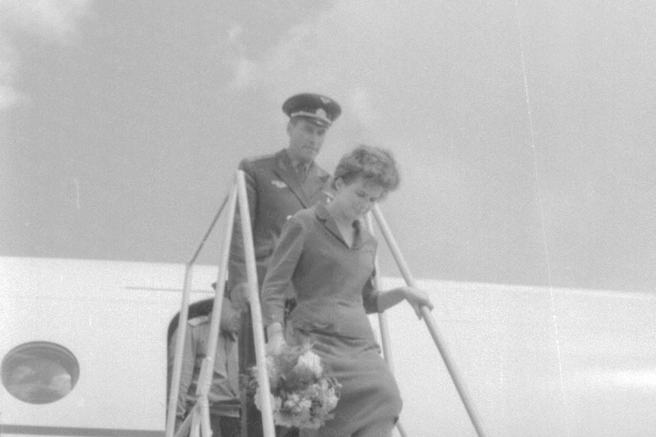 Июнь 1963-го, Куйбышевский аэродром. В наш город на отдых после полета доставили и первую женщину-космонавта Валентину Терешкову | Источник: фотофонды Самарского областного госархива социально-политической истории и Центрального областного госархива