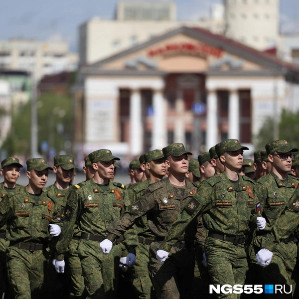 Студенты военного учебного центра ОмГТУ ежегодно посещают Соборную площадь и проходят в колоне вместе со всеми  | Источник: Евгений Софийчук / NGS55.RU