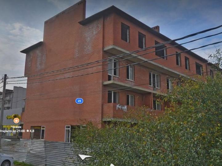 «У нас уже опускаются руки». Более 60 семей остаются без жилья в Краснодаре — их дом решили снести