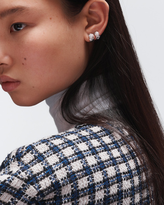 5 способов стилизации серег Chanel