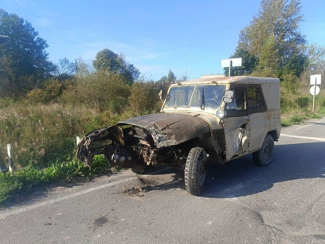 Автомобиль и поезд столкнулись под Приозерском. УАЗу оторвало «нос» | www.fontanka.ru