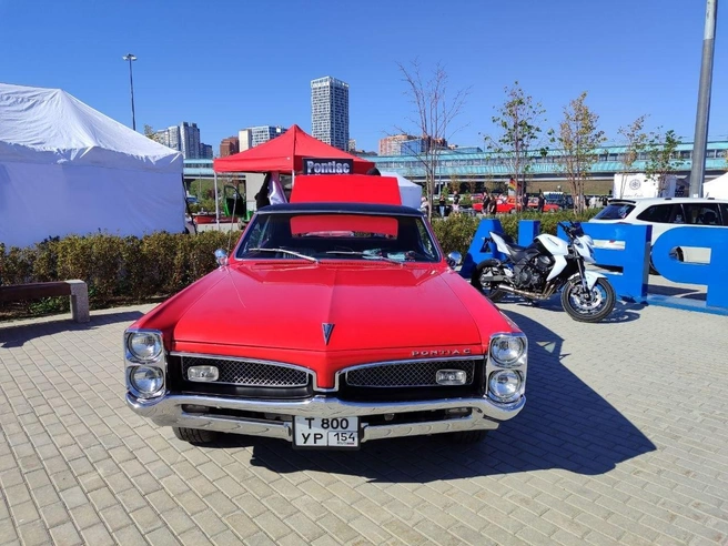 Среди представленных машин — яркий Pontiac | Источник: Мария Тищенко/NGS.RU