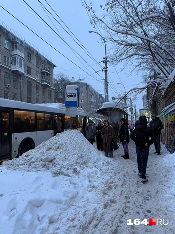 Все то же самое, что и в центре: сугробы вокруг и снежная каша | Источник: фото от читателей