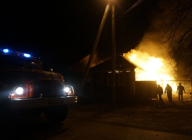 В поселке Гусь-Железный сгорел жилой дом | ya62.ru