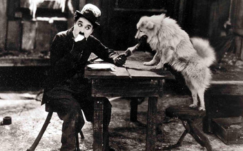Маленький Бродяга с большой биографией: как Чарли Чаплин молча покорил сердца зрителей и что было после