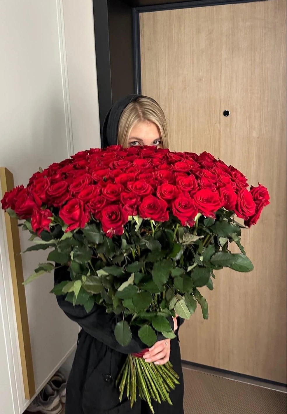 Подписчики подозревают, что Егор Крид прислал букет Саше Айс  | Источник: isashaice / Instagram (экстремистская организация, деятельность запрещена на территории РФ)