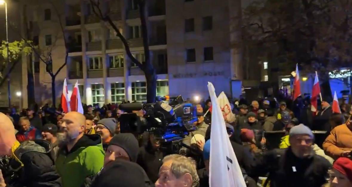 Столкновения в Польше продолжаются: президент экстренно вернулся в страну, а послы объявили об отставке