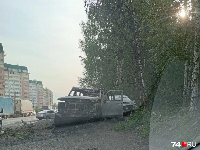 От огня пострадали припаркованные рядом с внедорожником машины | Источник: читатель 74.RU