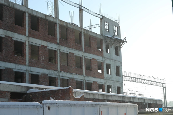 В таком состоянии здание находится более 10 лет | Источник: Андрей Бортко / NGS.RU