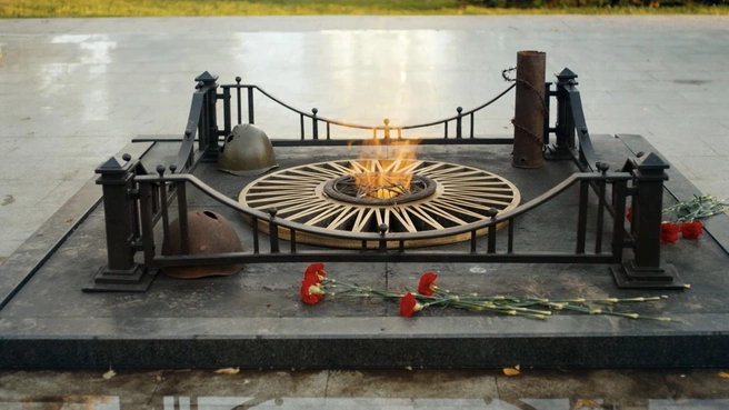 В кадре появляется мемориал «Вечный огонь». | Источник: фильм «Жизнь впереди» (18+), режиссер Карен Оганесян, 2017 год / кинокомпании «Главкино», «КАРГО», НТВ
