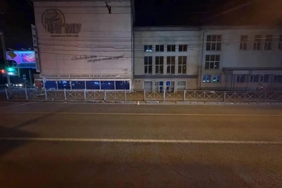 Мотоциклист пнул 16-летнего самокатчика в Новосибирске