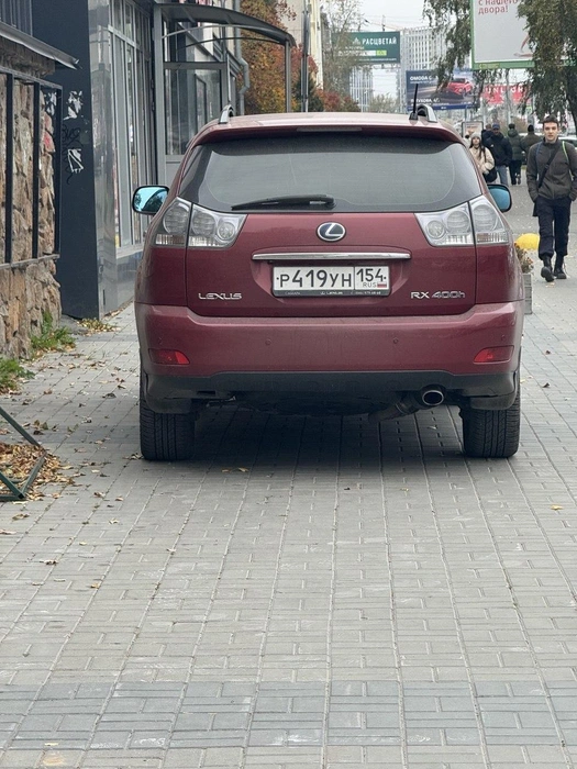 И здесь пешеходы вынуждены соседствовать с машинами | Источник: Читатель НГС