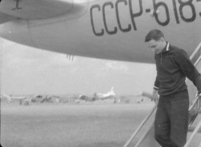 Быковский спускается по трапу на аэродроме в Куйбышеве. Июнь 1963 года | Источник: фотофонды Самарского областного госархива социально-политической истории и Центрального областного госархива