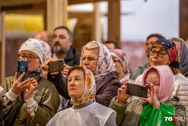 Горожане старались запечатлеть момент на память  | Источник: Кирилл Поверинов / 76.RU