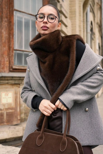 Наверняка в такой манишке будет особенно тепло зимой&nbsp;— только сочетайте не с шубами, а с куртками или пальто | Источник:  ru.pinterest.com