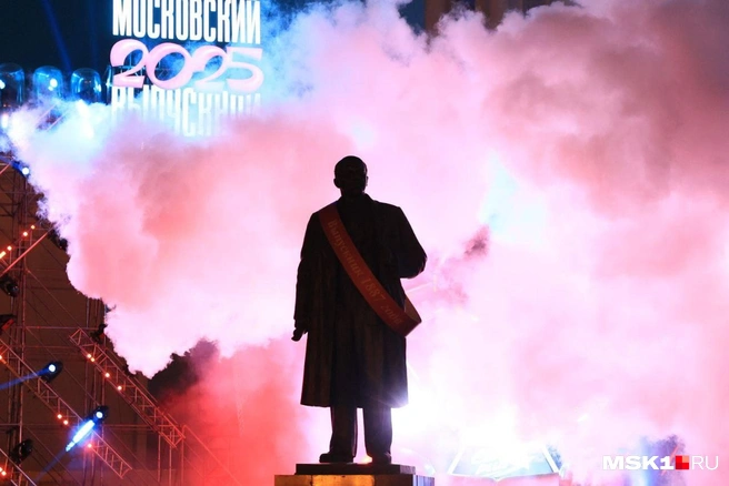 В этот вечер даже Ленин примерил на себя образ выпускника. Правда, выдавала вождя лента, датируемая 1887 годом | Источник: Артем Устюжанин / MSK1.RU