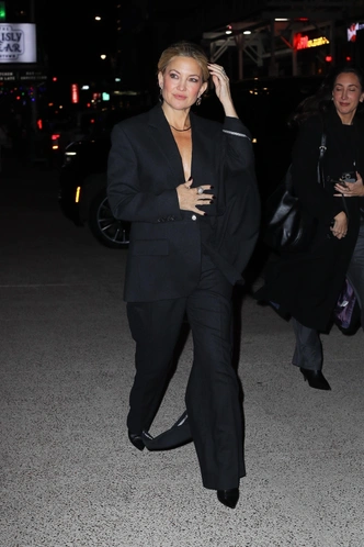 Как носить брючный костюм сегодня? Отвечает Кейт Хадсон | marieclaire.ru