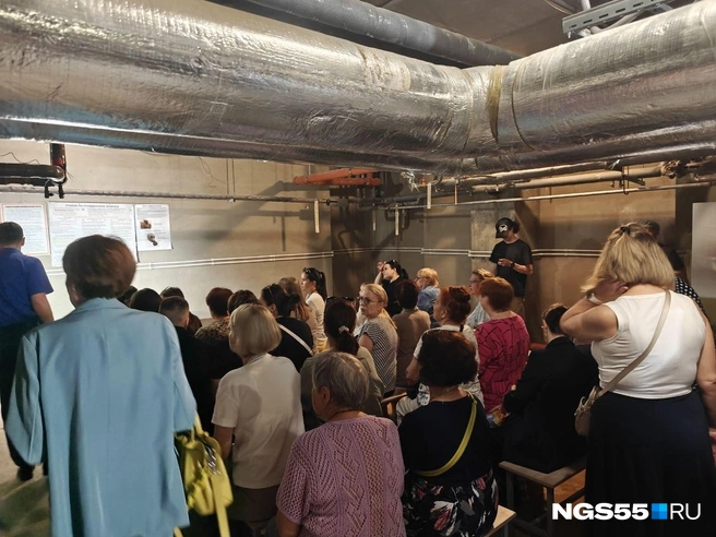 Люди внимательно слушают инструктора  | Источник: Ксения Сушко / NGS55.RU