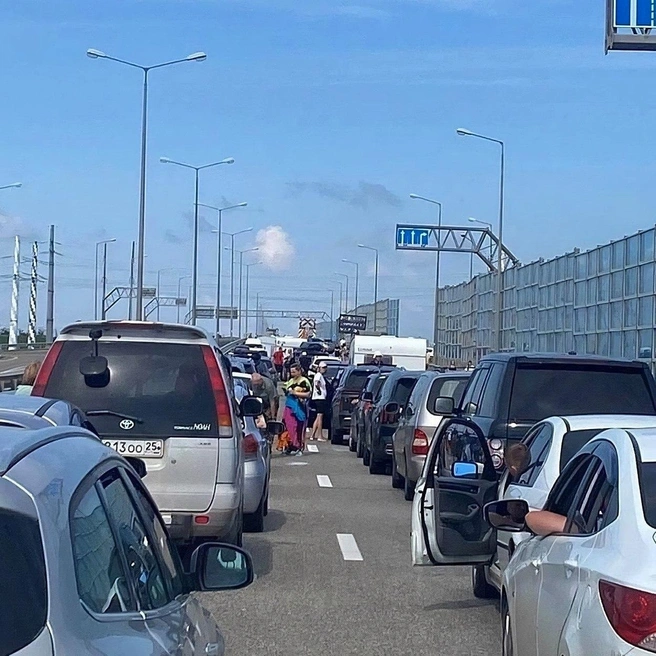 В июле туристический поток в Крым заметно увеличивается — начинается «высокий сезон», поэтому пробки на досмотр у Крымского моста уже растягиваются на километры | Источник: телеграм-канал «Рифмы и Панчи».