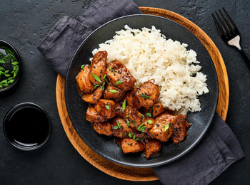 Ужин по-азиатски: рецепт сочной курицы с рисом в соусе терияки