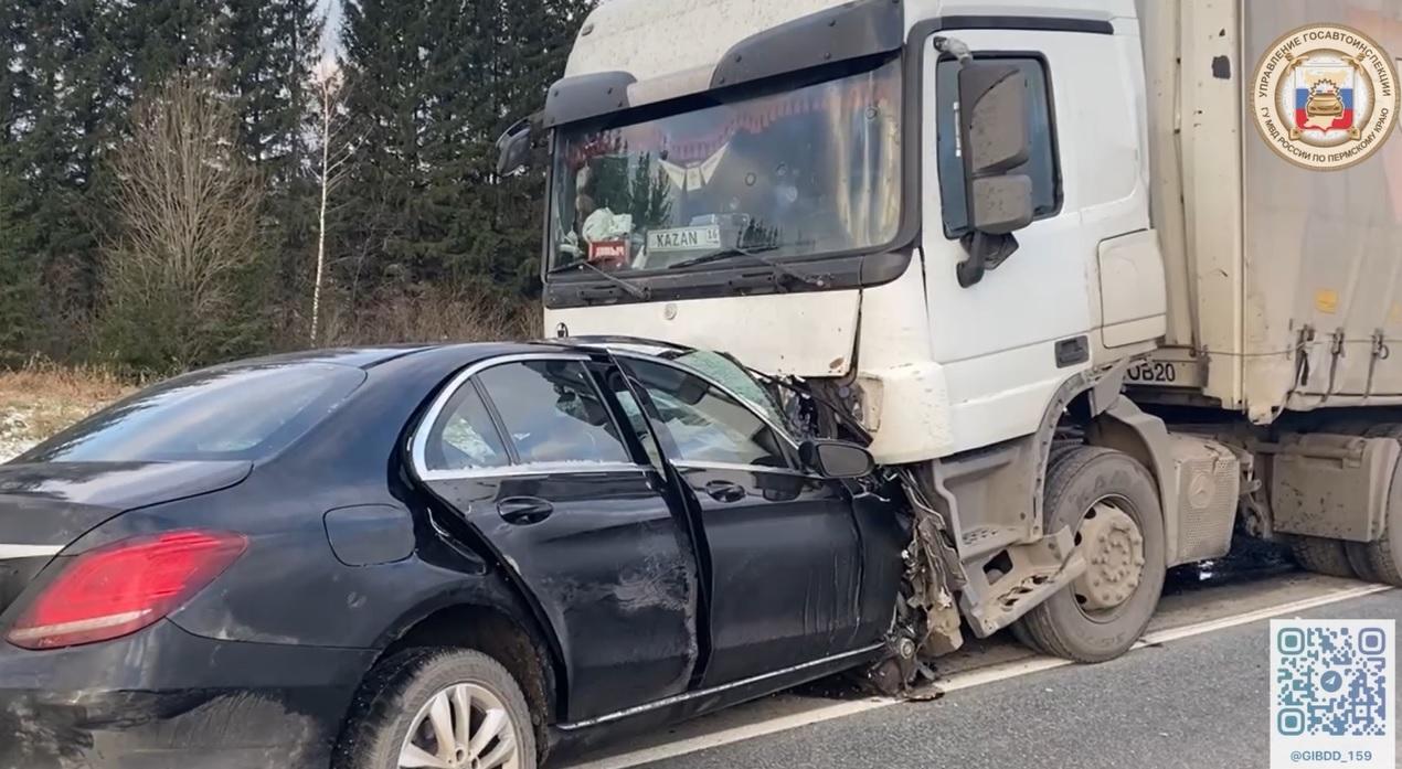 В Прикамье «Мерседес» влетел в фуру: в ДТП погибли четыре человека