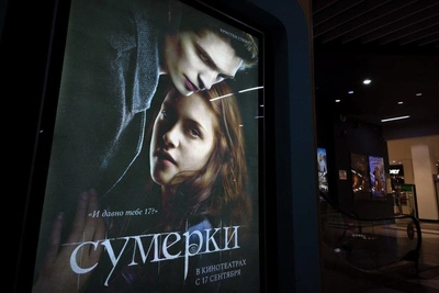 «Сумерки» — не мелодрама, а самая настоящая комедия. Почему зрители раскупают билеты на фильм восьмилетней давности