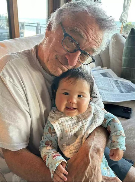 Роберт Де Ниро наслаждается отцовством в 80 лет: «Когда я смотрю на 10-месячную дочь, все остальное исчезает»