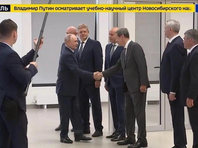 Вместе с президентом в город прилетел глава Минобрнауки Валерий Фальков | Источник: телеканал «Россия24»