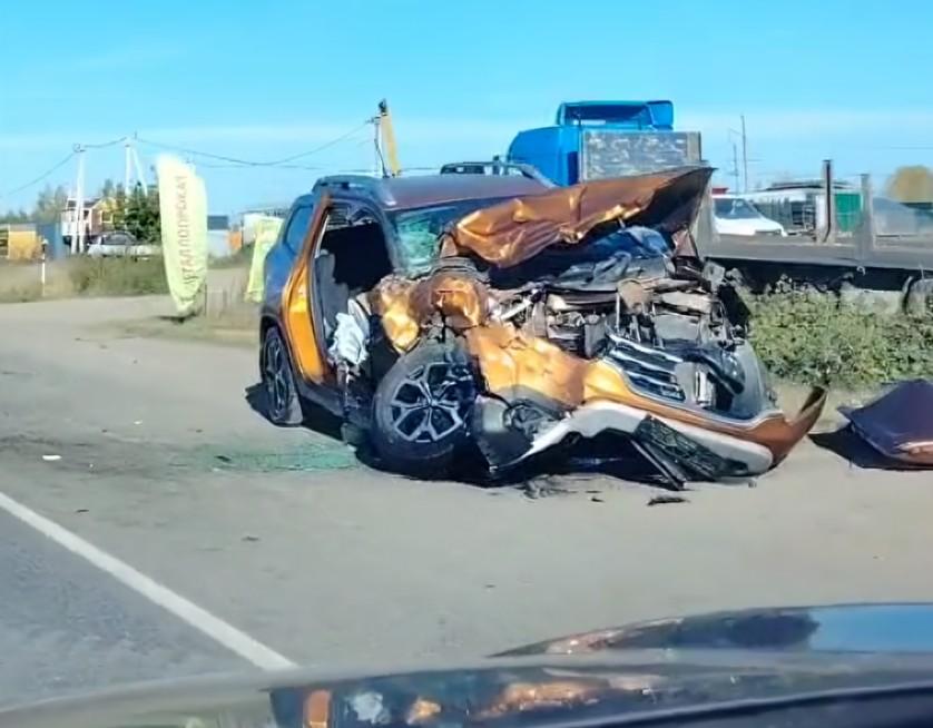 Оказались заблокированы в искореженном авто. Под Тюменью произошла жуткая авария