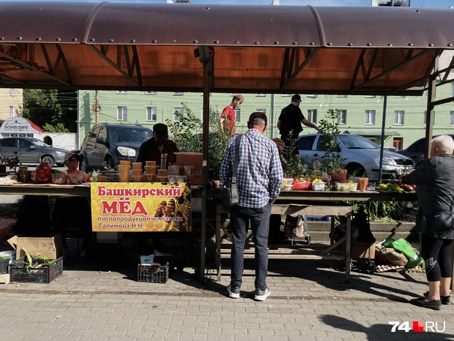 Но настоящая торговля начинается за перекрестком улиц Гагарина и Руставели | Источник: Наталья Лапцевич