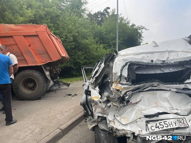 Водители с дрожью в голосе вспоминают секунду перед столкновением с многотонным транспортом | Источник: Лера Городецкая / NGS42.RU