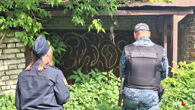Заброшенный гараж оказался закрыт чужим замком, посмотреть состояние внутри не получилось | Источник: Александр Лисихин / 45.RU 
