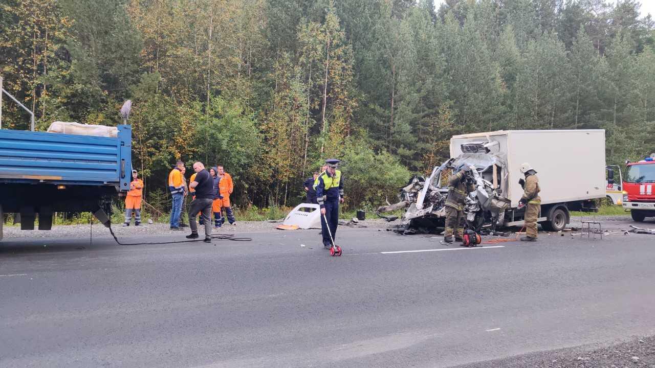 Молодой человек поехал домой из Екатеринбурга и погиб. Он врезался в КАМАЗ дорожных рабочих