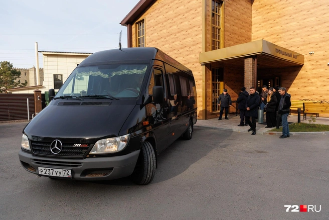 Катафалк привез погибшего | Источник: Ирина Шарова / 72.RU