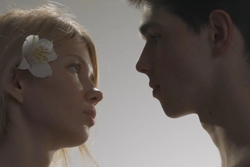 «Смотрю на мужа — вижу мать»: почему мы проецируем на партнера образ своего родителя