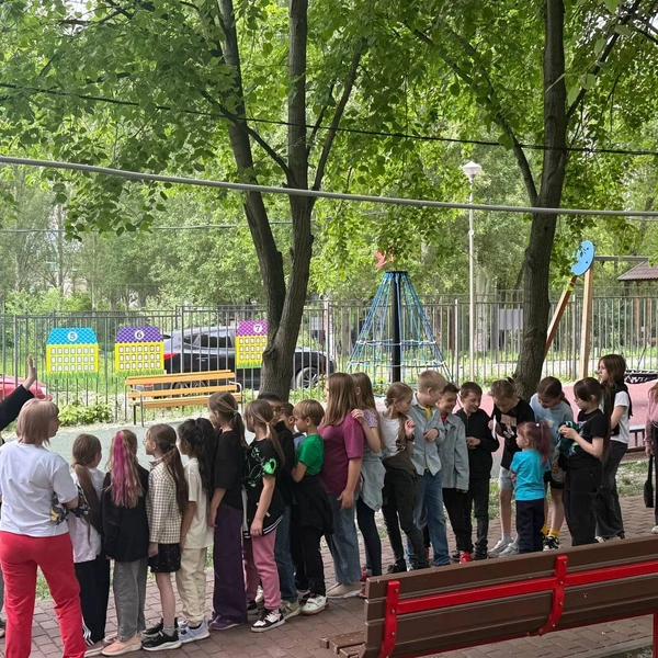 Потом ребята разбились на команды и проходили задания на станциях | Источник: Елизавета Ситникова