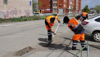 Темнокожие рабочие ответственно подходят к своей работе | Источник: мэрия Оренбурга