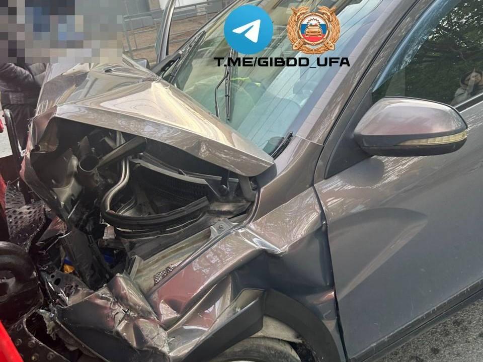 В Уфе двое детей попали в больницу после столкновения «Весты» с пожарным «Уралом»