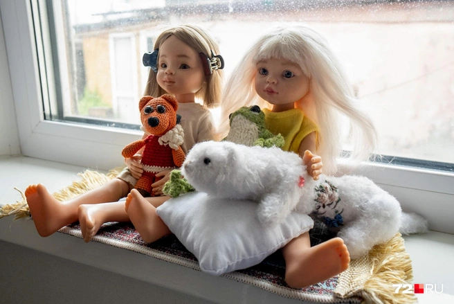 Изначально это две одинаковые куклы Paola Reina. Но за счет прически, цвета, длины волос и «макияжа» выглядят они теперь совершенно по-разному | Источник: Илья Чикотин / 72.RU