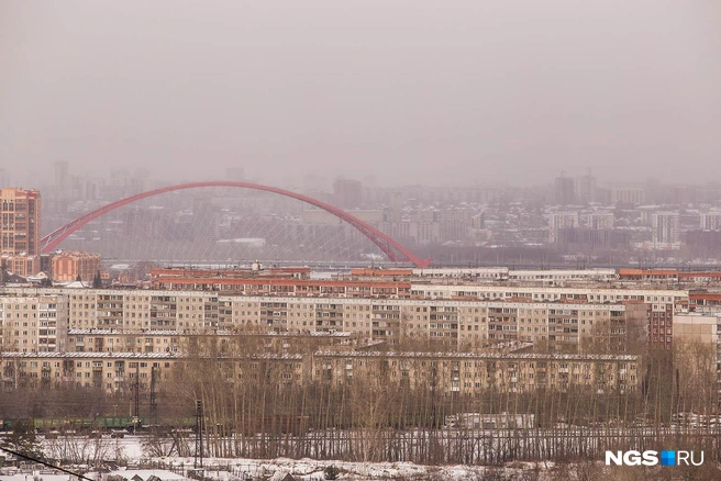 Кроме уже привычных 10-этажных панельных домов в «Просторном» появятся десять 18-этажек. С верхних этажей первых из них сегодня открывается панорама города, как на ладони виден Бугринский мост. Но вот толку от него нет, посетовал сопровождавший корреспондентов НГС.НЕДВИЖИМОСТЬ представитель застройщика: красота только по праздникам, когда подсветку включают.