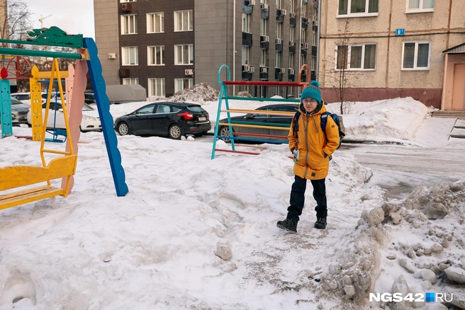 Зимой школьникам во дворе поиграть негде | Источник: Максим Серков / NGS42.RU