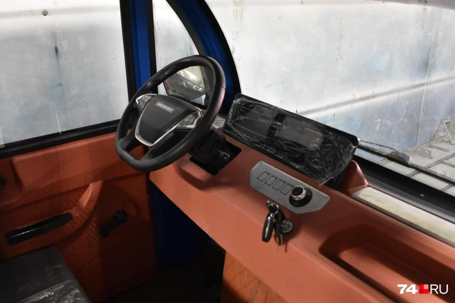 В трициклах с кабиной могут установить традиционный руль и две педали — газа и тормоза | Источник: Артем Краснов