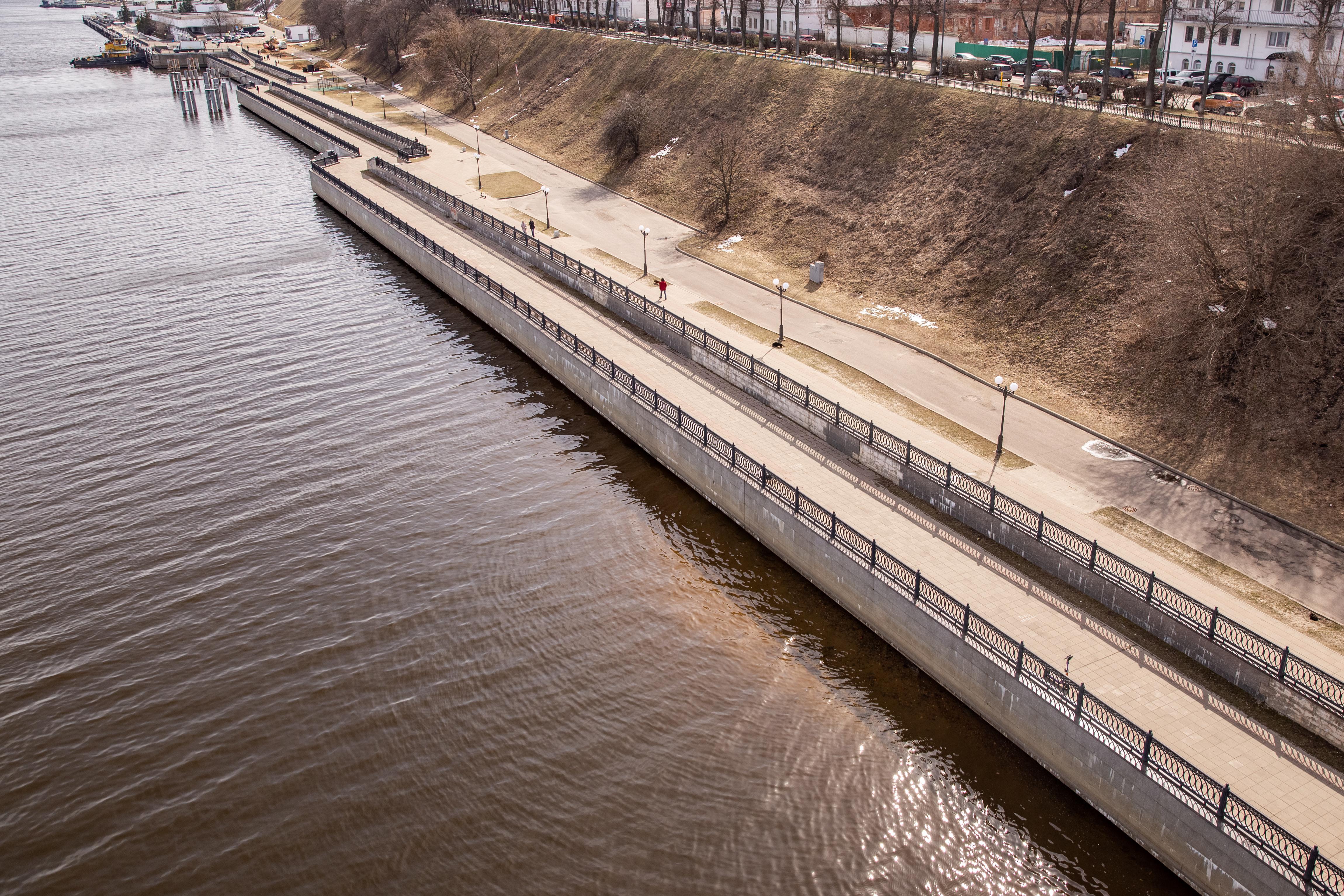 Еще пару недель назад вода отступила от берега на несколько метров | Источник: Кирилл Поверинов / 76.RU