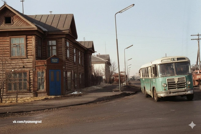 Что? Да. Двухэтажка с нарядной деревянной дверью и есть общежитие. Поселились бы в таком? | Источник: Тюмень до нашей эры / Vk.com