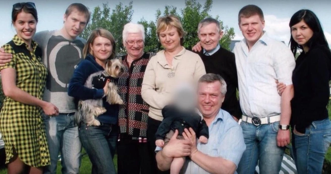 Второй слева — Алексей Голубев, в кадре справа от Алексея — Светлана Голубева, далее рядом с ней Екатерина и Ольга Голубевы и Василий Голубев с внуком | Источник: «Столица Южный» / Telegram